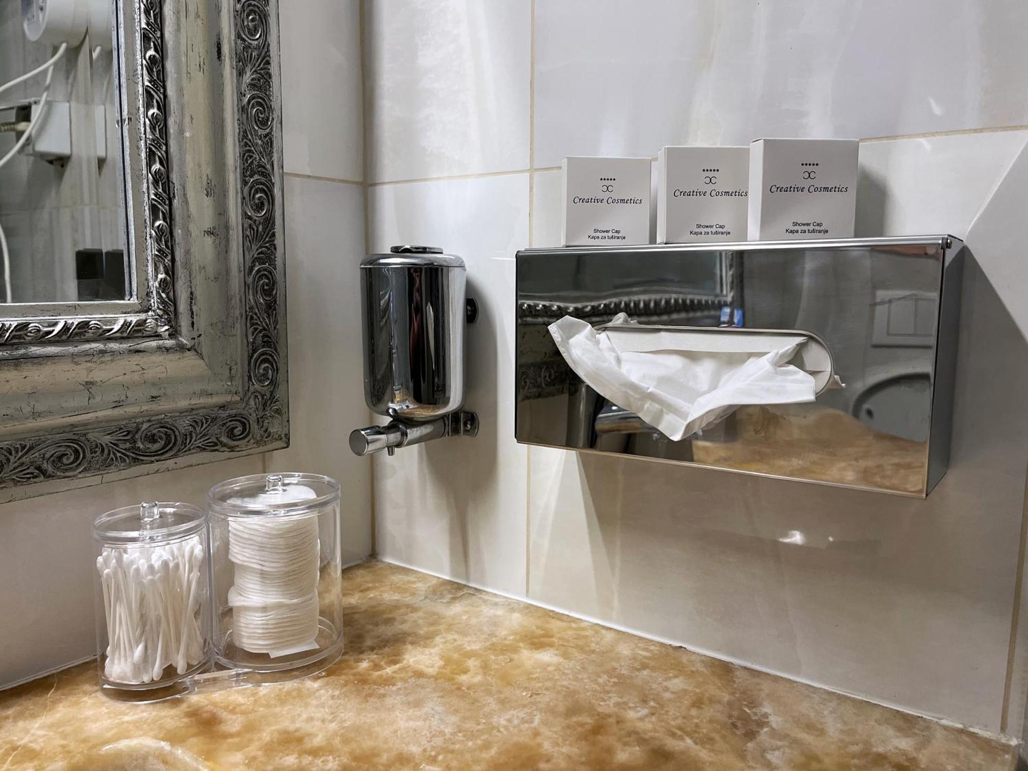 Main Street Retreat Apartment With Free Parking Sarajevo Bagian luar foto
