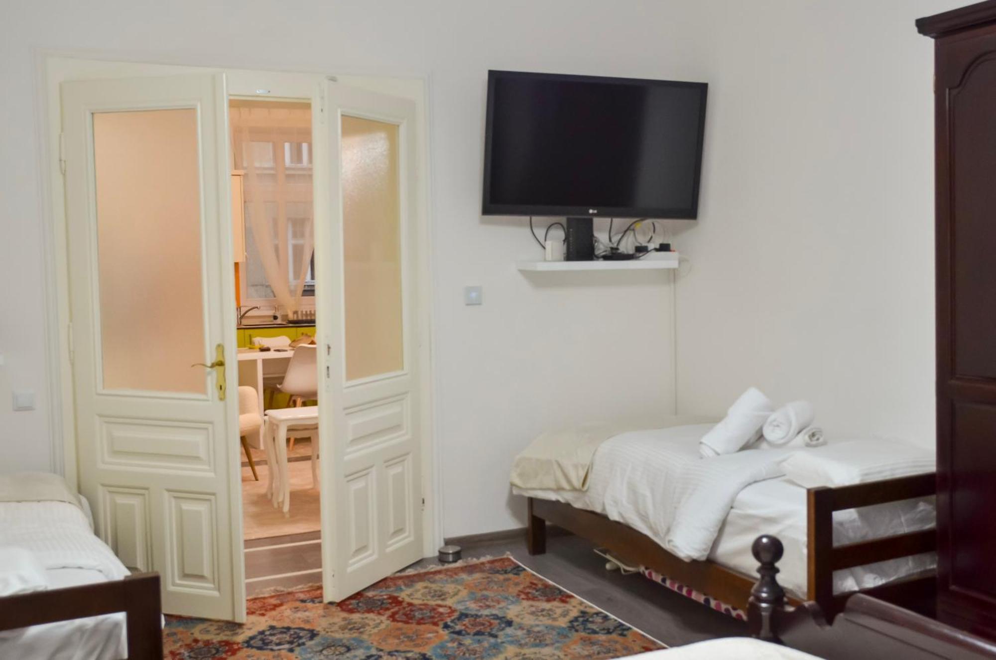 Main Street Retreat Apartment With Free Parking Sarajevo Bagian luar foto