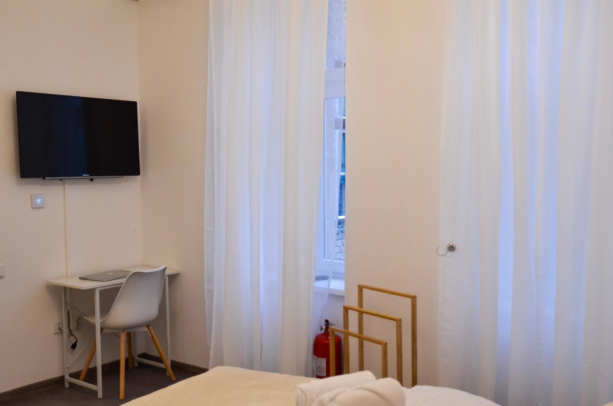 Main Street Retreat Apartment With Free Parking Sarajevo Bagian luar foto
