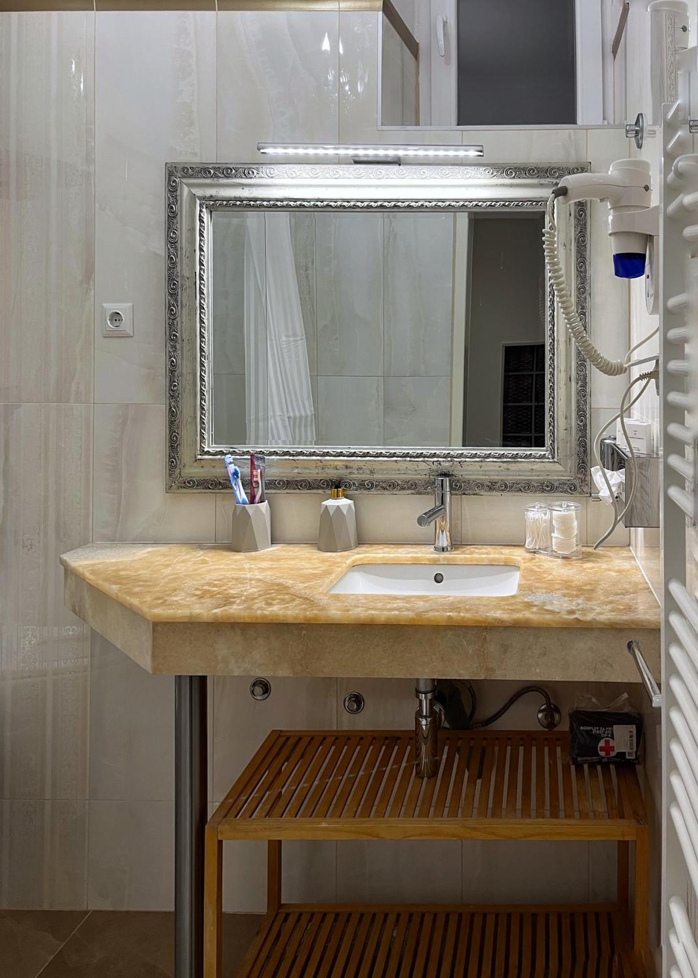 Main Street Retreat Apartment With Free Parking Sarajevo Bagian luar foto