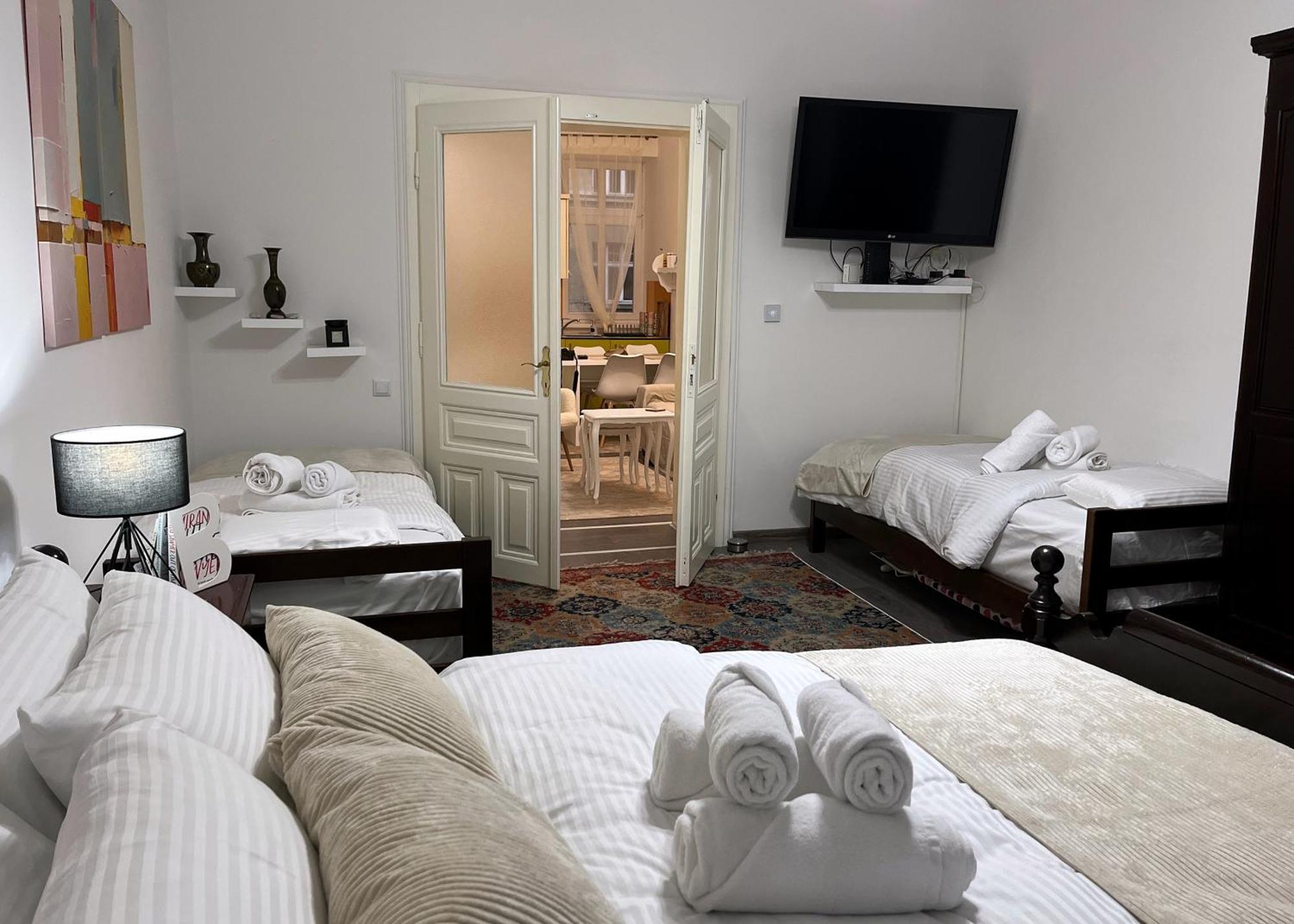 Main Street Retreat Apartment With Free Parking Sarajevo Bagian luar foto